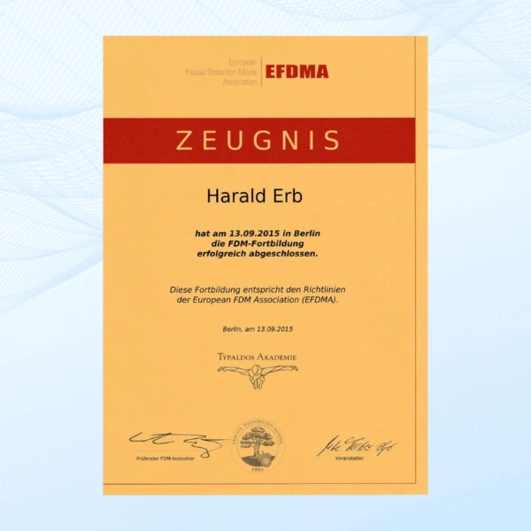 Patientin entspannt während der osteopathischen Mobilisation