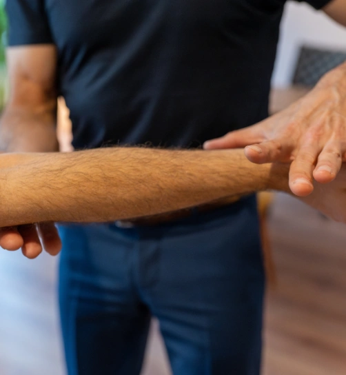 Heilpraktiker in Berlin Prenzlauer Berg hält Hand.