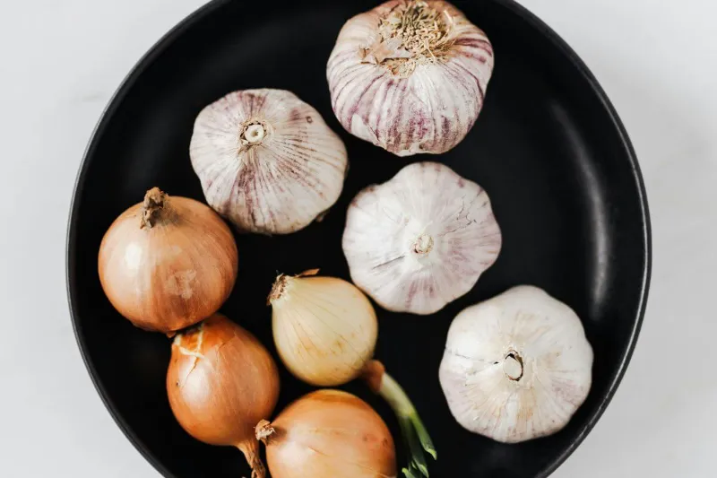 Zwiebeln und Knoblauch als FODMAP-reiche Lebensmittel