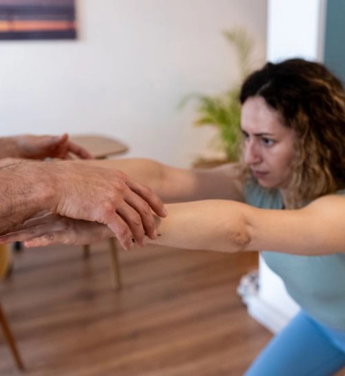 Osteopath behandelt Rücken eines Patienten bei Bandscheibenvorfall