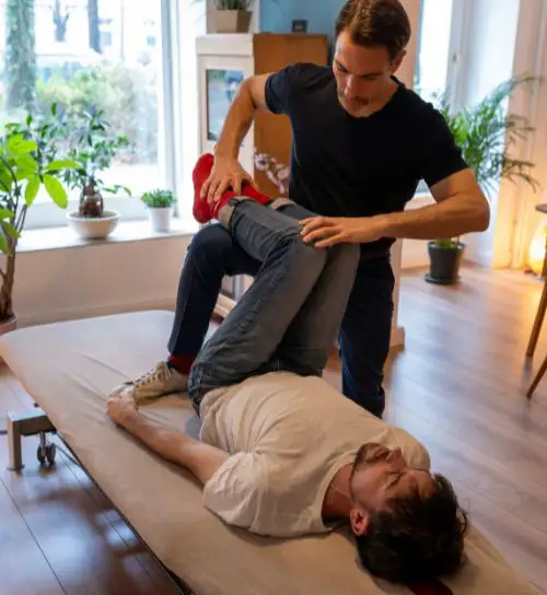 Osteopath Harald Erb behandelt Patient mit Bandscheibenvorfall in Berlin Prenzlauer Berg