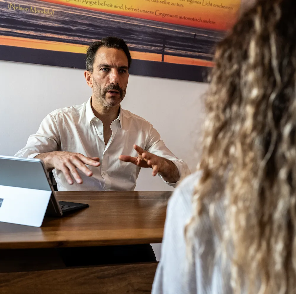 Heilpraktiker Harald Erb erklärt Darmkur und Darmsanierung in seiner Praxis in Berlin Prenzlauer Berg