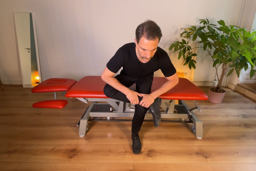 Ischias - 6 Übungen die wirklich helfen (+ PDF) 6 Standing Figure-4 Piriformis Dehnung Ischias Übung