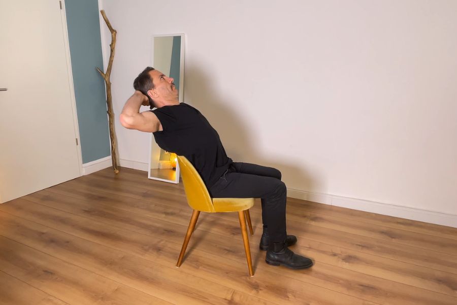 Chin Tuck mit Extension BWS Stuhllehne Bandscheibenvorfall HWS