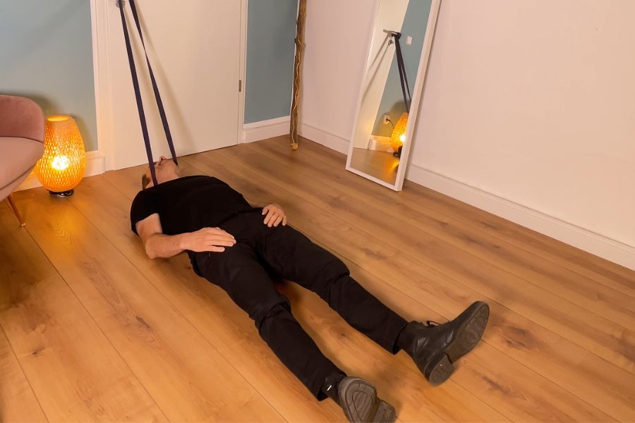 Dekompression HWS Gummiband Traktion Bandscheibenvorfall HWS