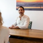 Harald Erb Heilpraktiker Berlin im Erstgespräch mit Patientin – zugewandt, offen, auf Augenhöhe