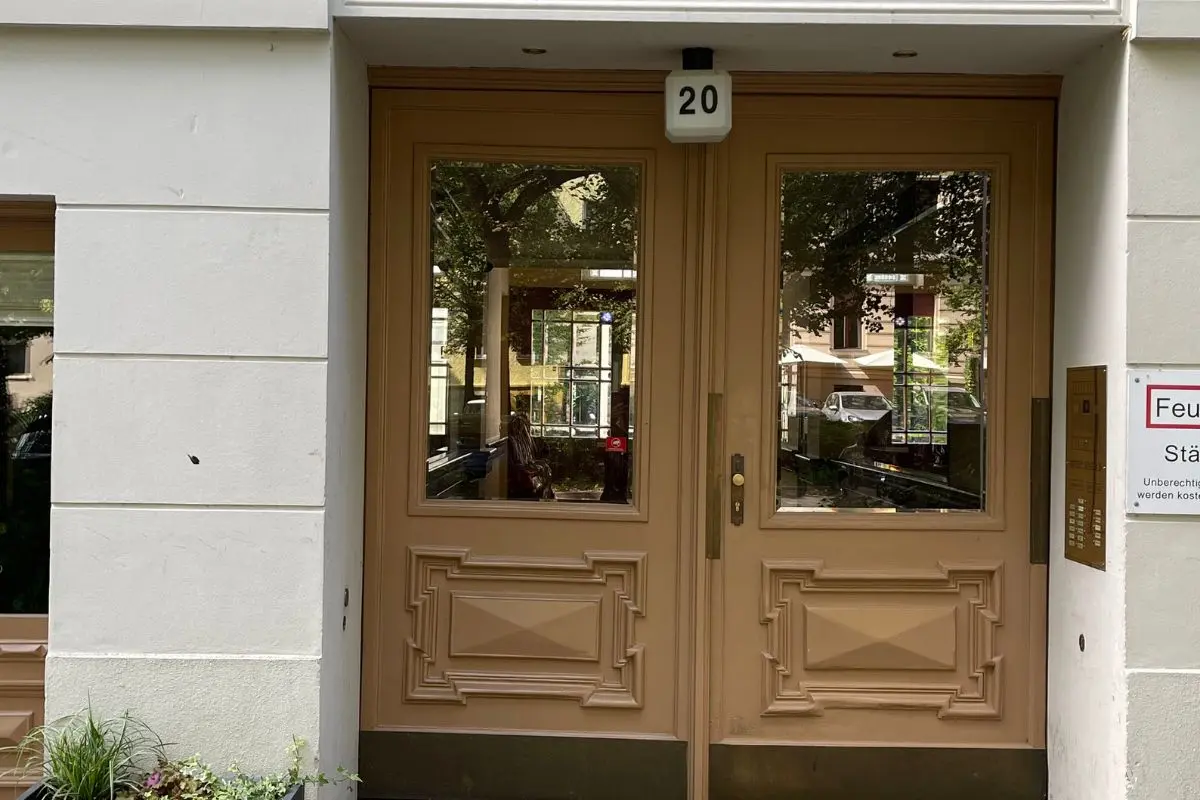 Eingang der Osteopathie-Praxis Harald Erb im Kollwitzkiez, Berlin Prenzlauer Berg