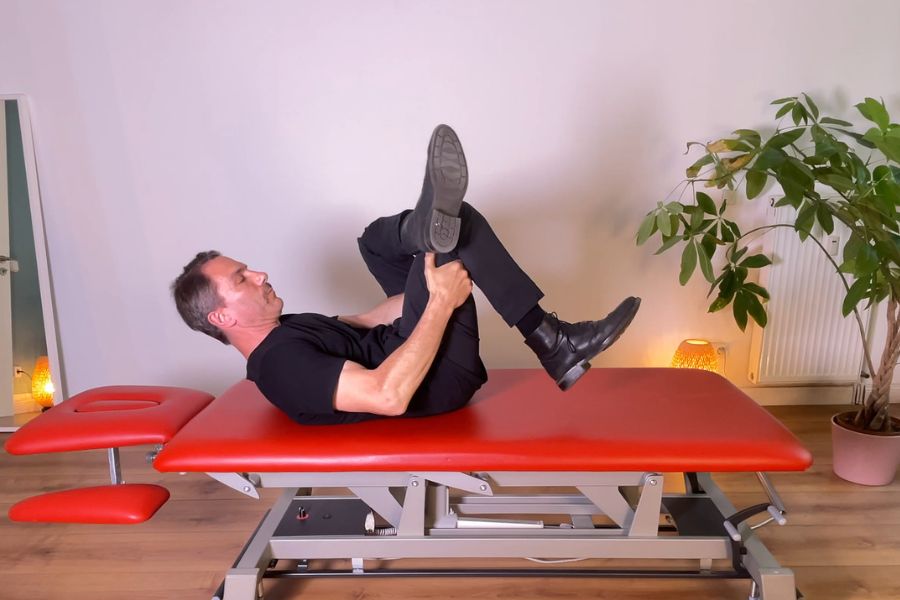 Bandscheibenvorfall - 4 Dehnungen LWS, die wirklich helfen (+PDF) 4 Piriformis Dehnung Figure-4 Rückenlage Bandscheibenvorfall LWS
