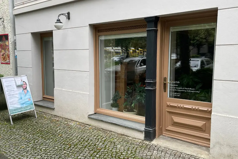 Außenansicht der Osteopathie-Praxis Harald Erb in der Metzer Straße im Kollwitzkiez, Prenzlauer Berg