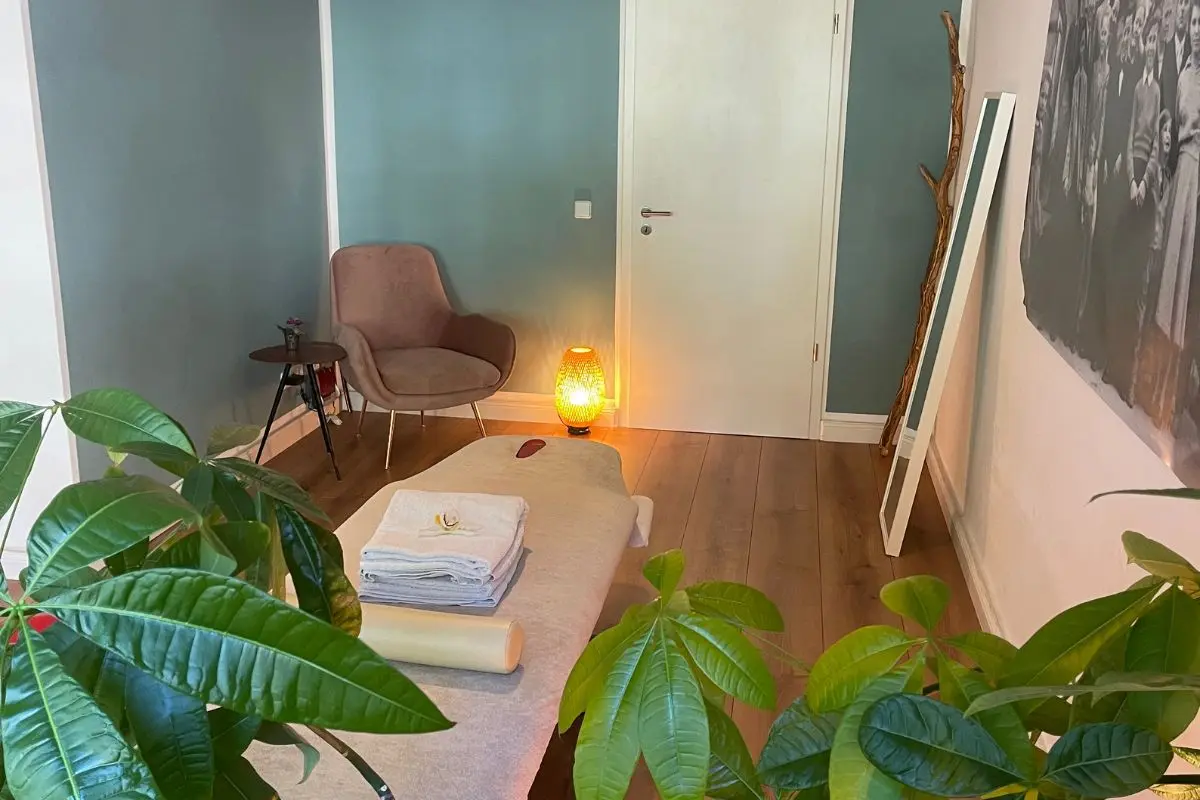 Heller Behandlungsraum der Osteopathie-Praxis Harald Erb im Kollwitzkiez, Prenzlauer Berg