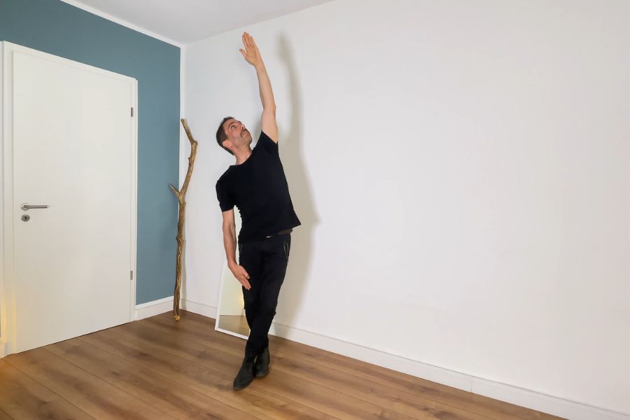 Bandscheibenvorfall - 4 Dehnungen LWS, die wirklich helfen (+PDF) 3 Quadratus Lumborum Dehnung – Seitneige bei Bandscheibenvorfall LWS