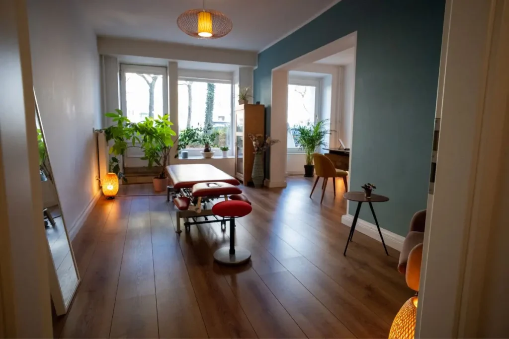 Heller Behandlungsraum mit Liege und Pflanzen in der Osteopathie-Praxis Harald Erb Berlin Prenzlauer Berg