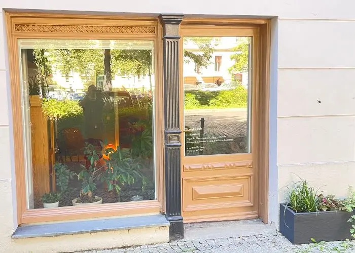 lick auf die Praxis von Harald Erb im Kollwitzkiez, Metzer Straße 20 in Berlin – Prenzlauer Berg, mit Pflanzen