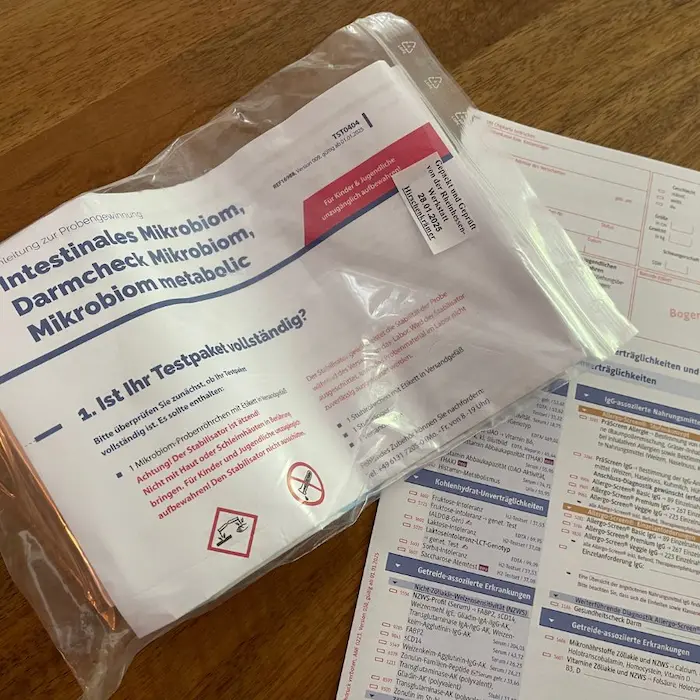 Test-Set für die Stuhlanalyse und Laborbefund auf dem Schreibtisch – Grundlage jeder Darmsanierung in meiner Praxis in Berlin