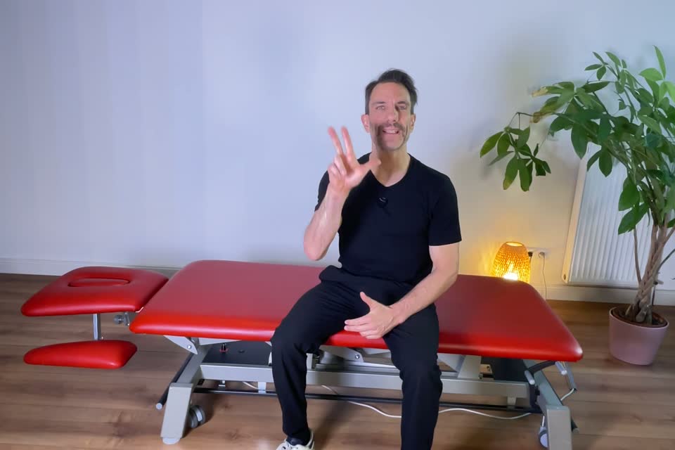 Harald Erb zeigt drei Tipps gegen ISG-Schmerzen beim Sitzen