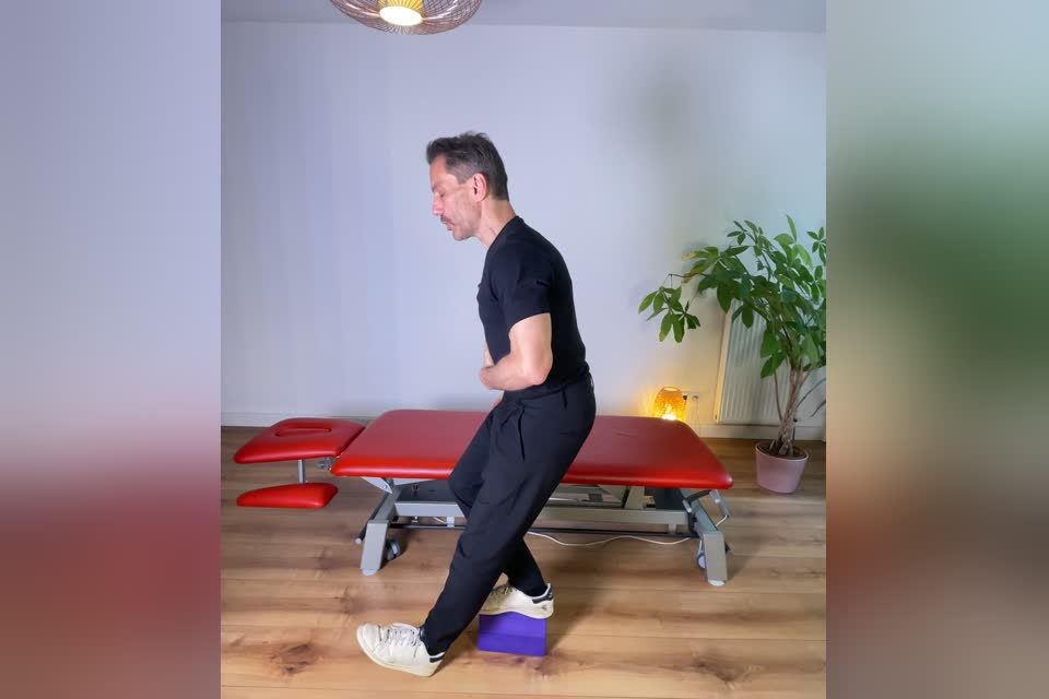 Ferse von der Stufe nach vorn absenken