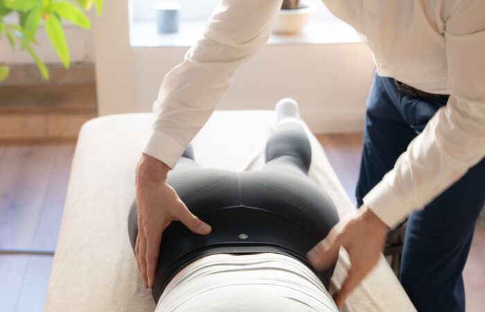 Osteopath Harald Erb behandelt Patientin in Berlin Prenzlauer Berg