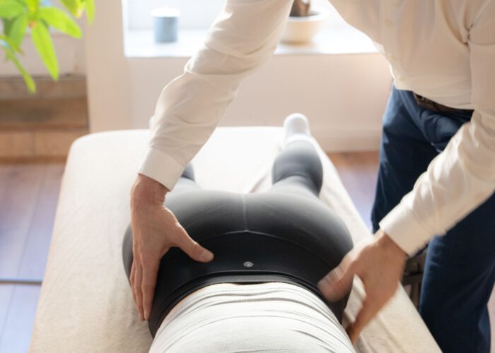 Osteopath Harald Erb behandelt Patientin in Berlin Prenzlauer Berg